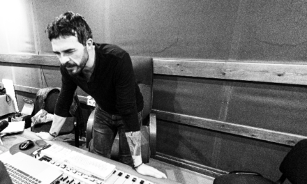 Jose F. Aguilar deslumbra con su nuevo single “Amigas” y su proyecto en solitario Fuera de sitio