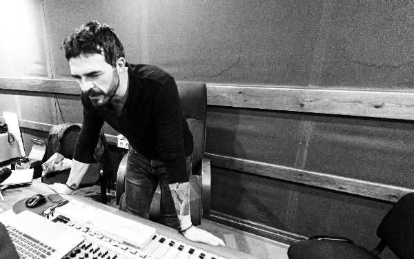 Jose F. Aguilar deslumbra con su nuevo single “Amigas” y su proyecto en solitario Fuera de sitio