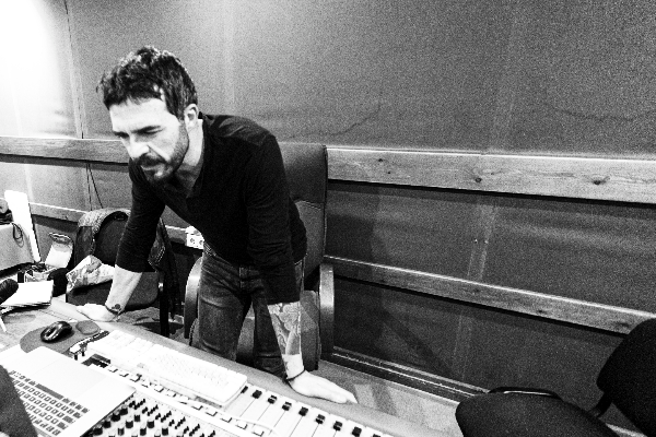 Jose F. Aguilar deslumbra con su nuevo single “Amigas” y su proyecto en solitario Fuera de sitio