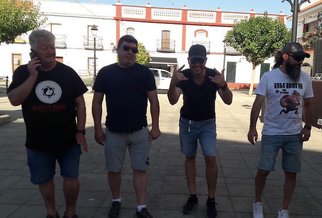 Presentamos a Estraperlo Rock, banda sevillana que versiona canciones del rock y rock and roll en español.