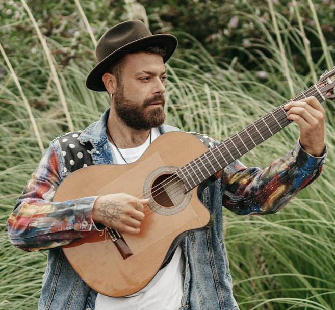 Asier Talanda lanza su nuevo single «Caigo Caeré»