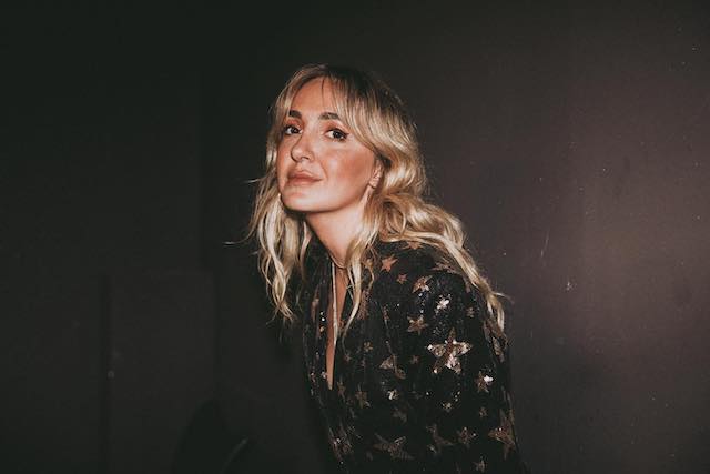 Paula Mattheus estrena su nueva canción ‘Me Presento’