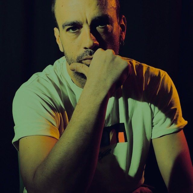 Kike Benito nos presenta el single y videoclip del tema «Ese lugar»