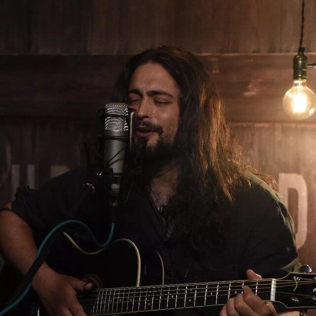 Descubre la música del cantautor y compositor Javier Noches