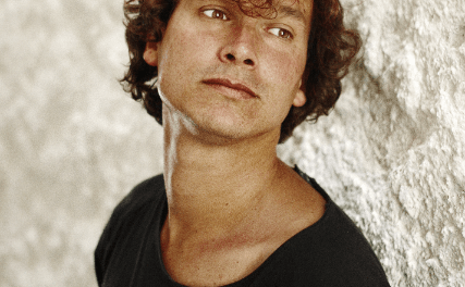 Ramon Mirabet lanza su nuevo trabajo «V»