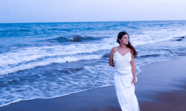Elena Grueso nos presenta su EP debut “Intro:Génesis”