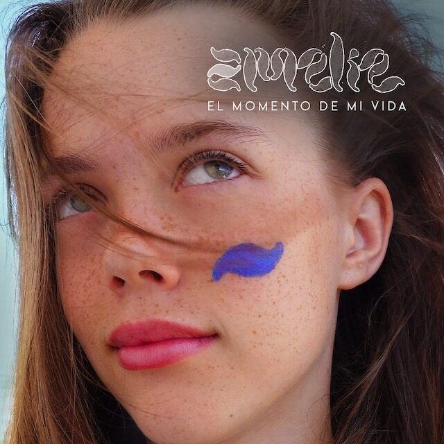 Amelie nos vuelve a enamorar con su nuevo single «El Momento de Mi Vida»