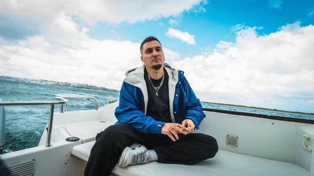 Ambkor nos sorprende con «Zeus», su nuevo single y videoclip