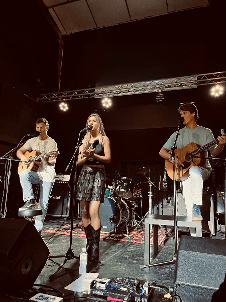 Álvaro R: del impulso íntimo a la canción honesta con “Living on an Island” y nuevos lanzamientos