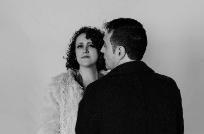 Arrebolados irrumpe en el pop-rock español con su debut homónimo, adelanto de “Pacto de lobos”
