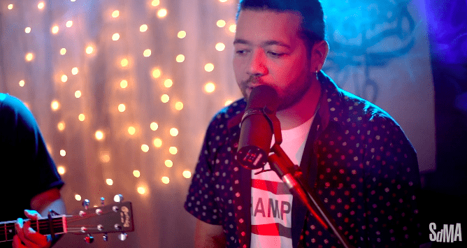 Estrenamos en exclusiva el video acústico de «Escuchar tu voz» de Rodrigo Ramos