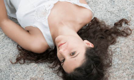 Entrevista a Elena Grueso: nos adentramos en su proceso creativo, sus influencias, su visión sobre el presente y el futuro de la música…