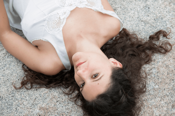Entrevista a Elena Grueso: nos adentramos en su proceso creativo, sus influencias, su visión sobre el presente y el futuro de la música…