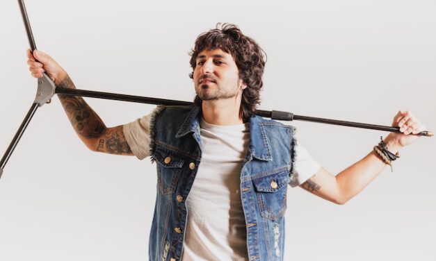 Óscar Ballester nos presenta su proyecto en solitario y su primer single «Bailar Seriamente»