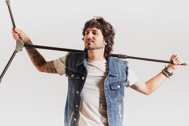 Óscar Ballester nos presenta su proyecto en solitario y su primer single «Bailar Seriamente»