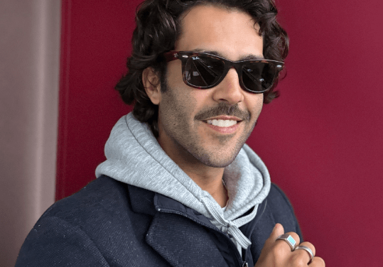 Lucas de Lecea estrena «DJ DJ», primer adelanto de su primer disco ‘Invito yo’