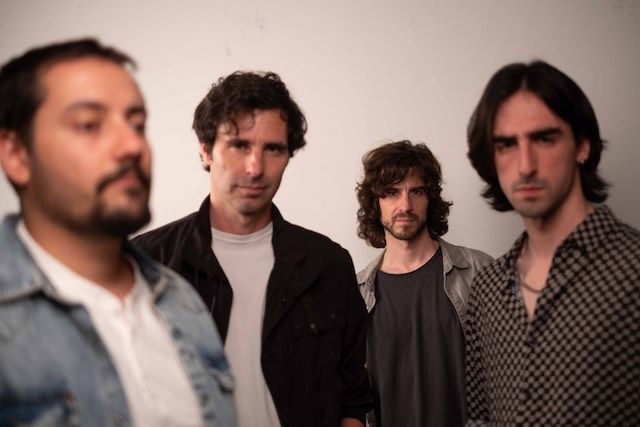Descubre a la banda DÈLA ROUS y su nuevo single “Las Palabras Cuánticas”
