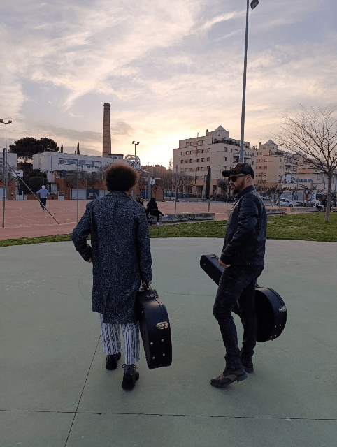 Raúl Vital nos presenta su nuevo single «Asomado al precipicio», en colaboración con Alejo