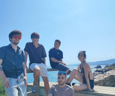 Huyendo con Asteria nos presentan sus primeras canciones: «Qué más da» y «Sindrome de la princesa»