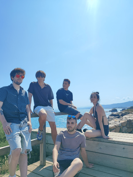 Huyendo con Asteria nos presentan sus primeras canciones: «Qué más da» y «Sindrome de la princesa»