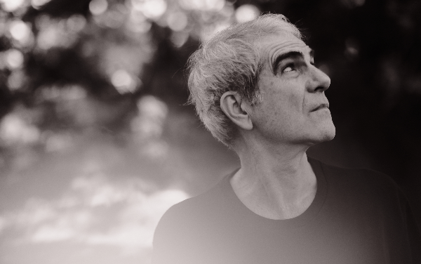 Juan Robleda debuta con “En Un Mundo Perdido”: un EP que reinventa su propio universo sonoro