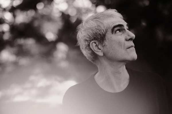 Juan Robleda debuta con “En Un Mundo Perdido”: un EP que reinventa su propio universo sonoro