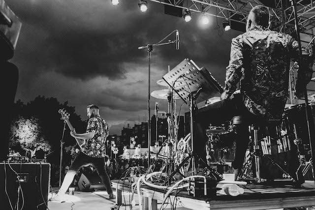 Descubre a la banda La Ley de Mantua y su nuevo single «Puerta con puerta»