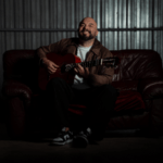 Luis Oya emociona con “Madrid”: un videoclip en blanco y negro que redefine la sencillez