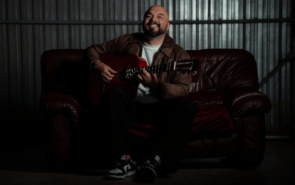 Luis Oya emociona con “Madrid”: un videoclip en blanco y negro que redefine la sencillez