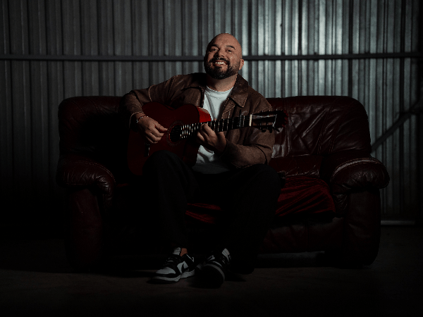 Luis Oya emociona con “Madrid”: un videoclip en blanco y negro que redefine la sencillez