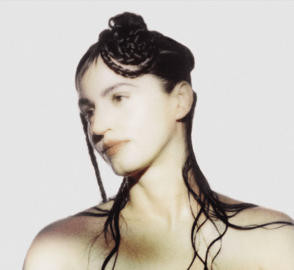 Maria Arnal deslumbra con “Pellizco”: el nuevo single que redefine el cortejo contemporáneo