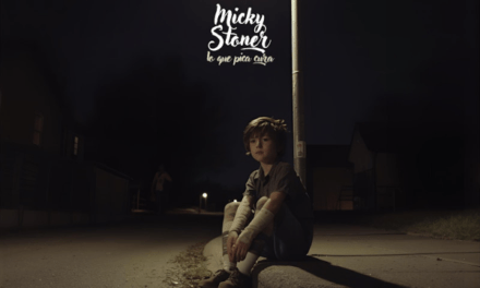 Micky Stoner estrena “Lo que pica cura”: rock valenciano con nervio, ironía y músculo sonoro
