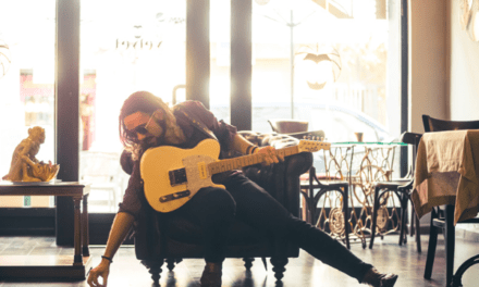 Micky Stoner regresa con “El Escondite”: nostalgia cinematográfica en clave pop-rock atemporal