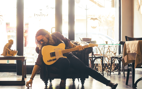 Micky Stoner regresa con “El Escondite”: nostalgia cinematográfica en clave pop-rock atemporal