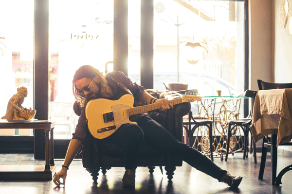 Micky Stoner regresa con “El Escondite”: nostalgia cinematográfica en clave pop-rock atemporal
