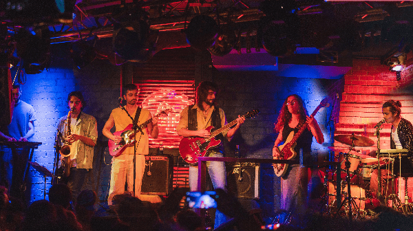 Pablo & The Llama encienden “Café Latido”, psicodelia, funk y pop sin fronteras
