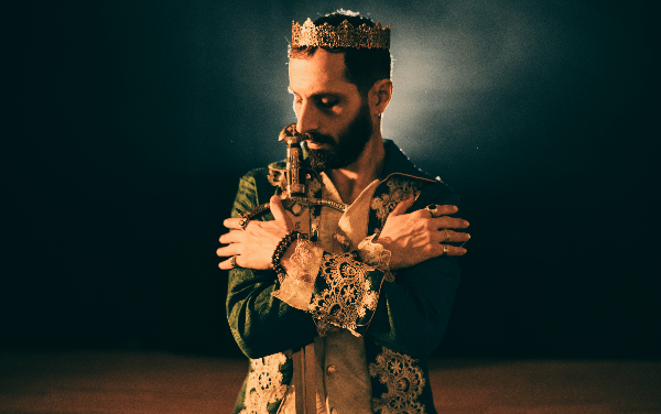 Popsitive desnuda la verdad con “El Traje del Emperador”: pop alternativo con conciencia y actitud