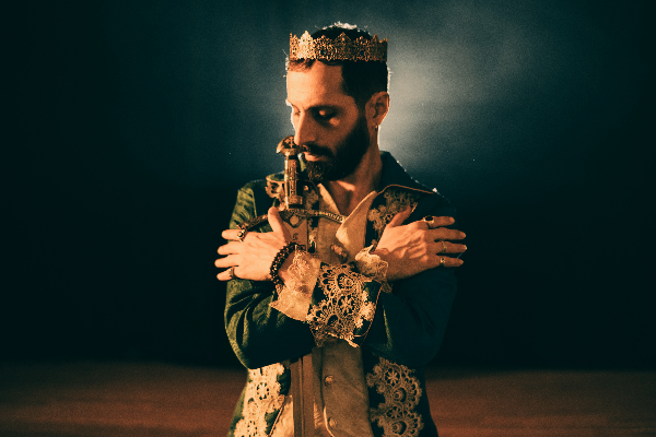 Popsitive desnuda la verdad con “El Traje del Emperador”: pop alternativo con conciencia y actitud
