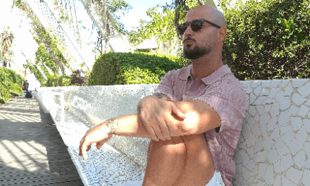 Ricardo Nameu deslumbra con “Carita Rojita”: frescura, emoción y actitud pop desde Valencia