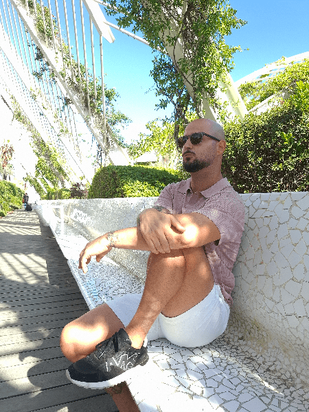 Ricardo Nameu deslumbra con “Carita Rojita”: frescura, emoción y actitud pop desde Valencia
