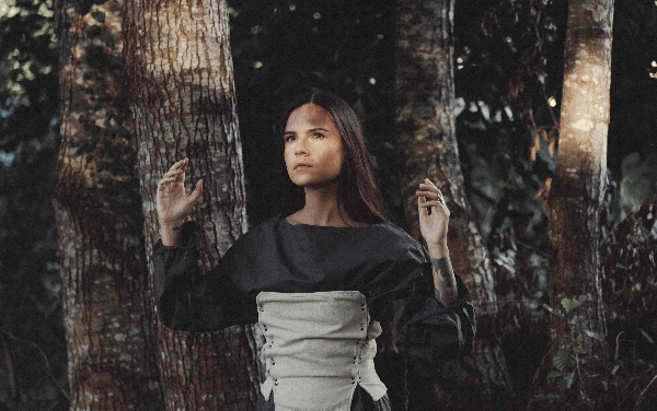 Sara Zozaya presenta su nuevo EP «attä»: un refugio emocional donde la luz y la oscuridad se encuentran