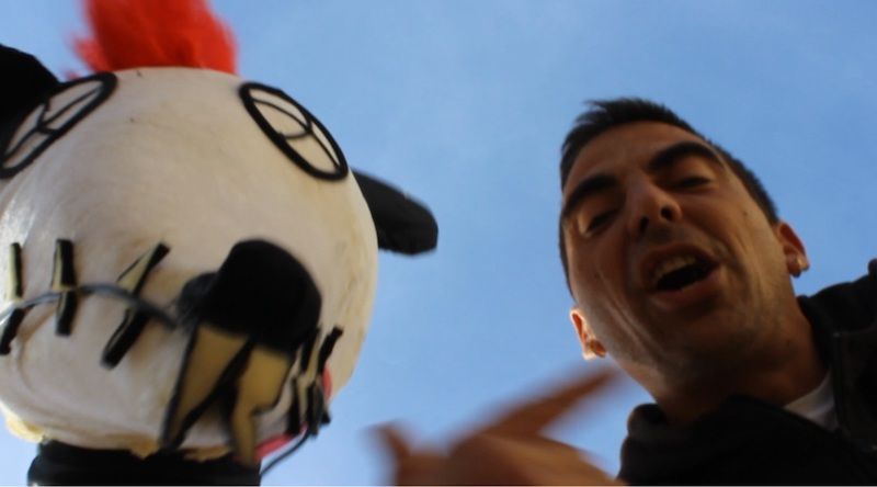 Entre Picos y Flautas estrenan su nuevo single y videoclip «Una Patada en la Boca»