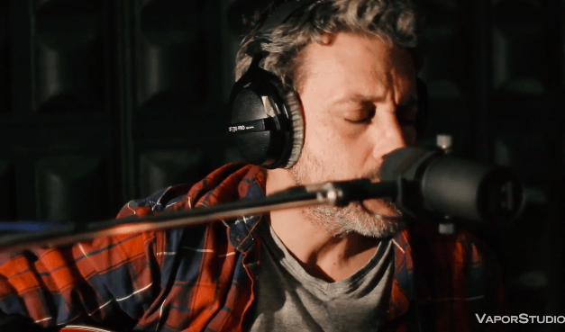 Sergio Marín estrena una versión acústica de «Voy Detrás» tema incluido en su LP debut ‘Piloto’