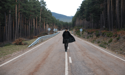 Silver Roy desnuda el duelo emocional en “October”, su nuevo himno oscuro de pop rock alternativo