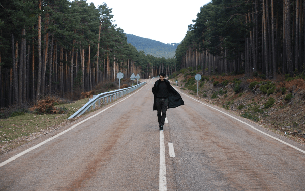 Silver Roy desnuda el duelo emocional en “October”, su nuevo himno oscuro de pop rock alternativo