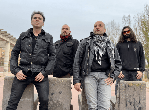 Simulacro regresan con + Pegada: cuatro canciones de rock oscuro y cicatrices abiertas