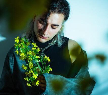 Descubre la música de YNEA y su nuevo single «44 Agujas»