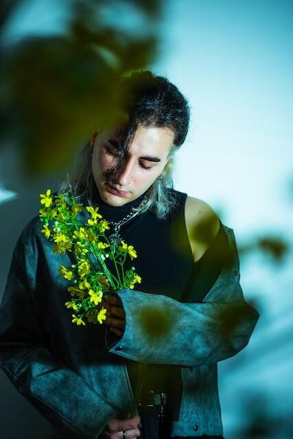 Descubre la música de YNEA y su nuevo single «44 Agujas»
