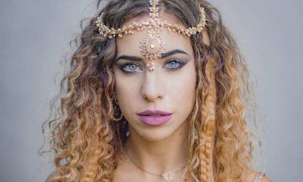 Descubre la música de la cantante y compositora española Adriana Blu