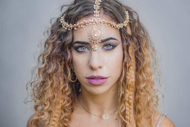 Descubre la música de la cantante y compositora española Adriana Blu